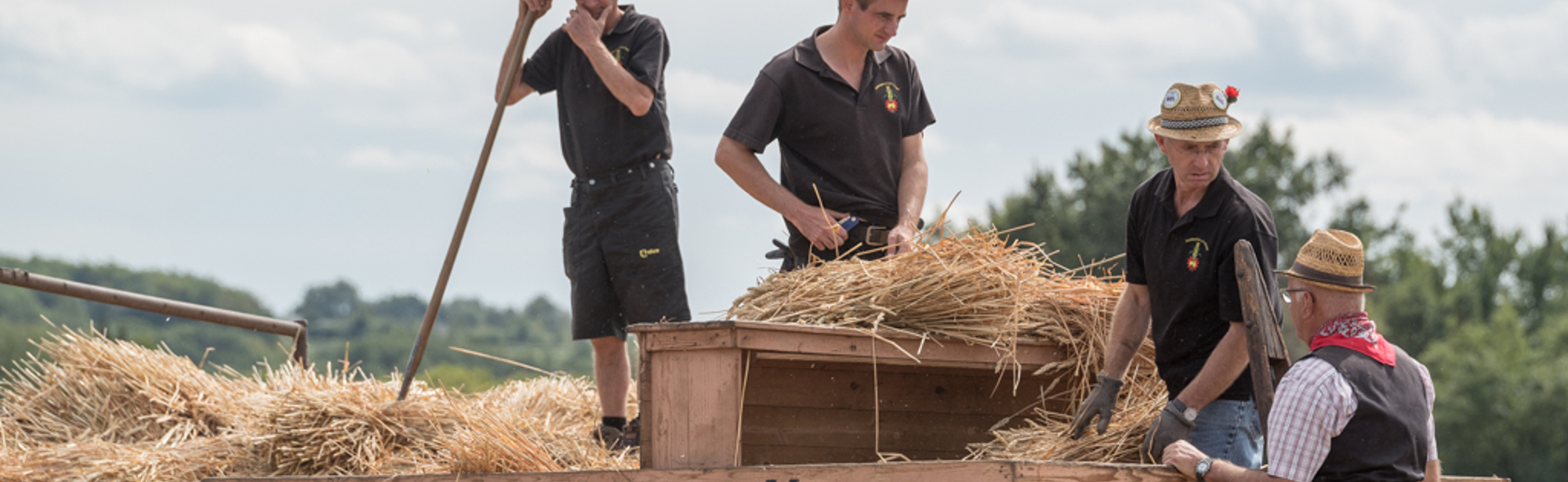Inwoners van Voerendal vieren samen het oogstdankfeest met boeren op een kar